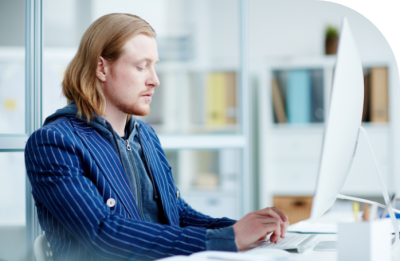 using-computer-at-office-VTU59WZ SEO